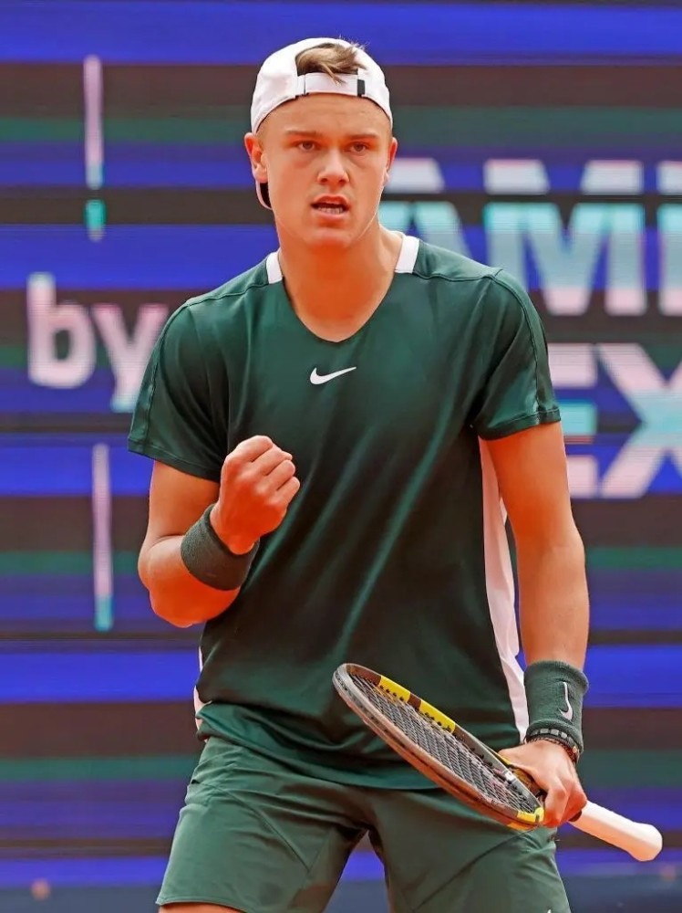 开场不久就 开场不久就